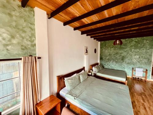 una camera da letto con un letto e una finestra di Medalin Lake Gregory a Nuwara Eliya