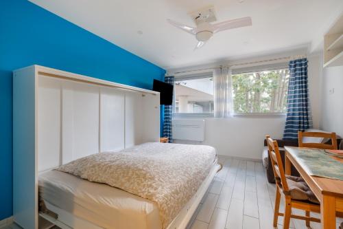 une chambre avec un lit, une table et une fenêtre dans l'établissement Enjoy French Riviera - Fame Marina, à Villeneuve-Loubet