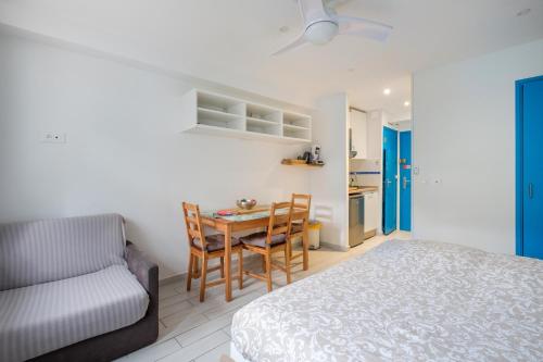 une chambre avec un lit, une table et une chaise dans l'établissement Enjoy French Riviera - Fame Marina, à Villeneuve-Loubet