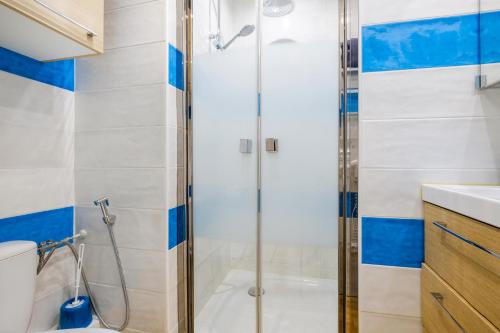 une salle de bain avec une douche, des toilettes et un lavabo dans l'établissement Enjoy French Riviera - Fame Marina, à Villeneuve-Loubet