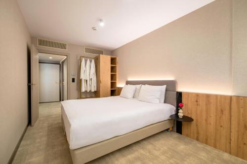a bedroom with a large white bed in a room at Mövenpick Resort & Spa Karpacz in Karpacz