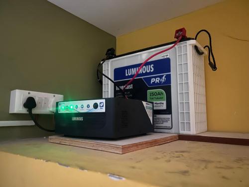 a box sitting on top of a table with a appliance at Sri Arunachala Homestay in Tiruvannāmalai