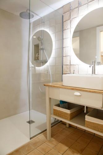 a bathroom with a sink and a shower at Maram Brava casa centro Begur Metge Pi in Begur