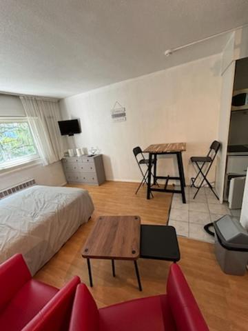 une chambre avec un lit, une table et des chaises dans l'établissement Studio Carquefou, à Carquefou
