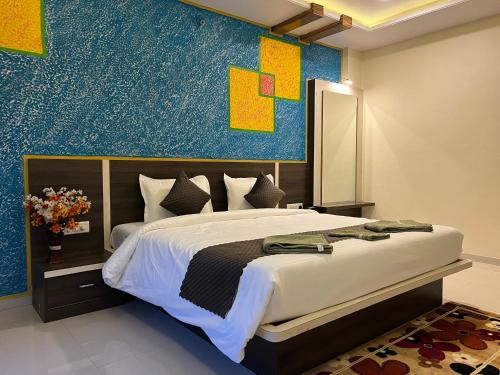 Postel nebo postele na pokoji v ubytování Hotel Shriyan Mahabaleshwar