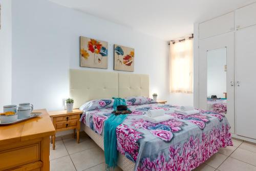 a bedroom with a bed and a desk and a desk at Apto JACARANDA LAS AMERICAS in Playa de las Americas