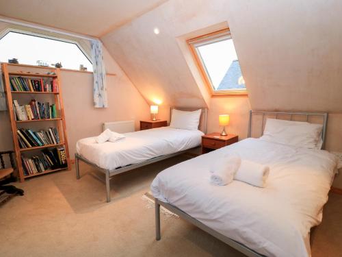 Postel nebo postele na pokoji v ubytování Old Harry Cottage 16