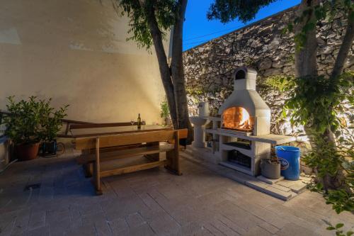 OASIS Holiday house with pool near city center