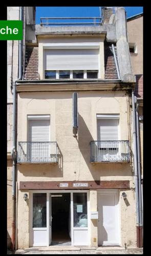 - un grand bâtiment avec 2 balcons au-dessus dans l'établissement Hôtel Lamartine - Parking Dauphine, à Dijon