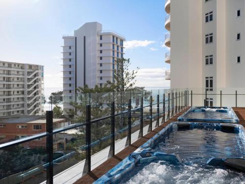 Πισίνα στο ή κοντά στο Mantra on View Surfers Paradise by Ready Set Stay