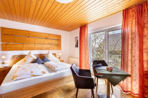 Un dormitorio con una cama y una mesa y sillas. en Ferienhof Schwehr, en Salem