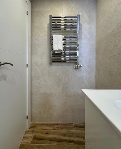 a bathroom with a sink and a mirror at Rincón de Anayet Entrada Autónoma Formigal in Formigal