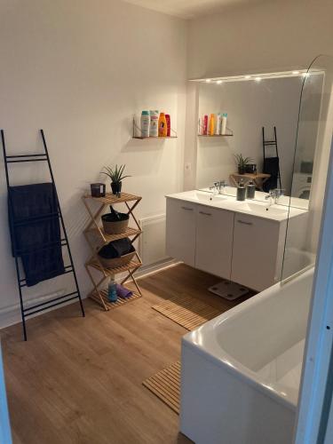 Photo de la galerie de l'établissement Superb apartment - 5 min from Lille, à Mons-en-Baroeul