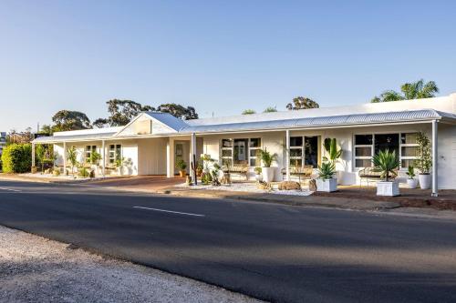 努里乌特帕Barossa Palms Motel的路边的房子