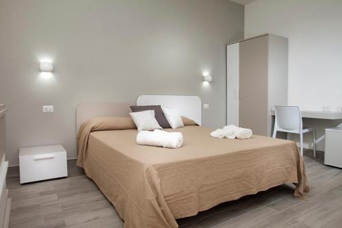 a bedroom with a bed with two towels on it at I Viaggi di Ki in Santa Teresa Gallura