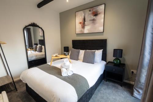 ein Schlafzimmer mit einem Bett mit zwei Stofftieren darauf in der Unterkunft Charming Cottage Near Fields and Harry Potter Studios in Garston