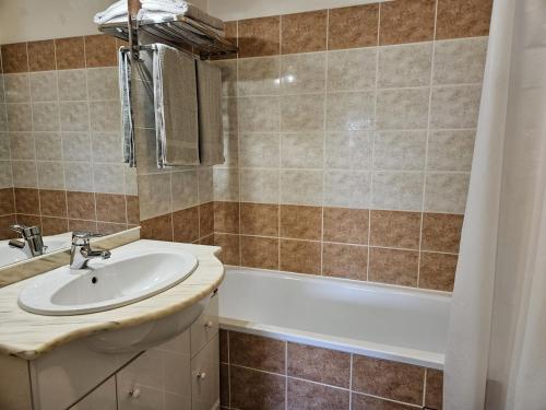 une salle de bain avec un lavabo et une baignoire dans l'établissement T1 - 160 bed - city center, à Toulouse