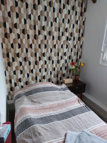 - une chambre avec un lit escamotable dans l'établissement Seul sous les toits de Dijon, à Dijon