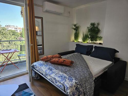 une chambre avec un lit et une vue sur un balcon dans l'établissement Sublime studio - Downtown - Parking in sup, à Toulouse