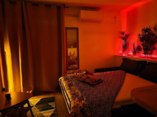 - un salon avec un canapé et un éclairage rouge dans l'établissement Sublime studio - Downtown - Parking in sup, à Toulouse