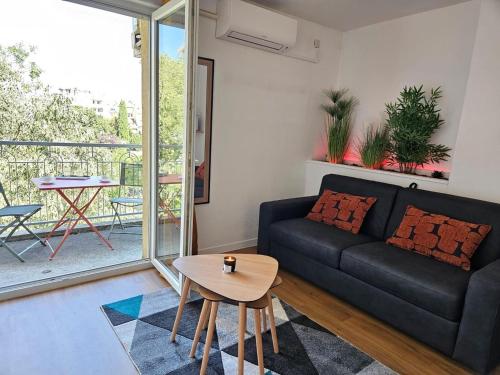 un salon avec un canapé noir et une table dans l'établissement Sublime studio - Downtown - Parking in sup, à Toulouse