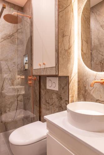 une salle de bain avec un lavabo, des toilettes et une douche dans l'établissement Faubourg Station, à Paris