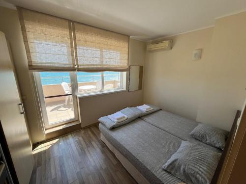 Postel nebo postele na pokoji v ubytování Stunning apartment with magnificent sea view, B321