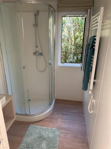 La salle de bains est pourvue d'une douche et d'une fenêtre. dans l'établissement Domaine 3016, à Roquebrune-sur Argens