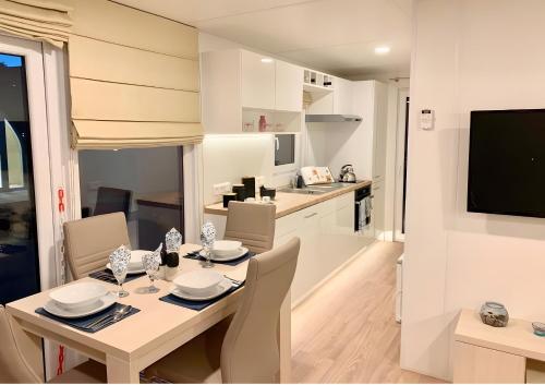 une cuisine et une salle à manger avec une table et des chaises dans l'établissement Domaine 3016, à Roquebrune-sur Argens