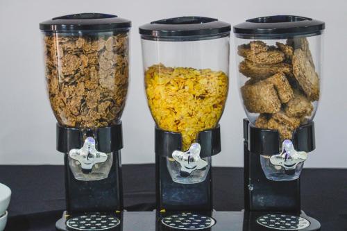 un gruppo di tre frullatori riempiti con diversi tipi di cibo di Imvomvo Country Lodge and Conference Center a Mount Ayliff