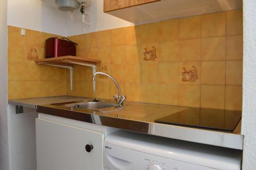 une cuisine avec un évier et un plan de travail dans l'établissement SP240-011 Appartement 2 pièces SAINT PIERRE LA MER, à Saint Pierre La Mer