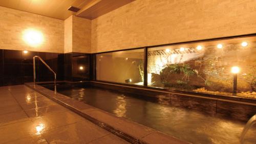 una piscina coperta in un edificio con piscina di AB Hotel Kakamigahara a Kakamigahara