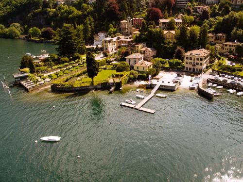 Faggeto Lario にあるDomus Plinii 1792 Suitesの小さな水上の町の空中風景