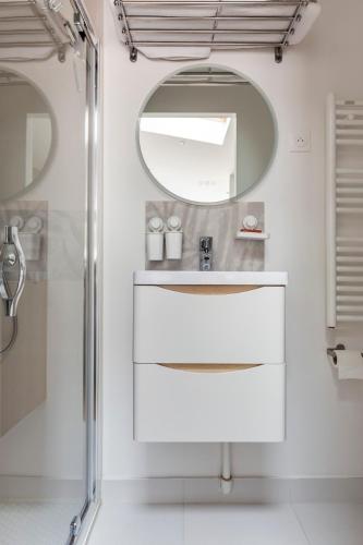 a bathroom with a sink and a mirror at Studio à toutes proximités in Bry-sur-Marne