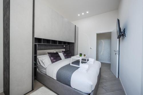 una camera da letto con un letto grande in una stanza di Train Station Deluxe 3 Bath a Bologna