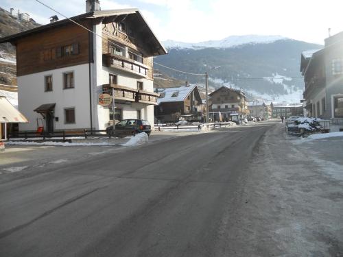 an empty street in a town with a building at Casa Paola in Valfurva