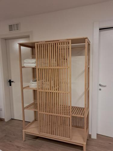 a wooden book shelf in a room at B&B Baratoff in Pesaro