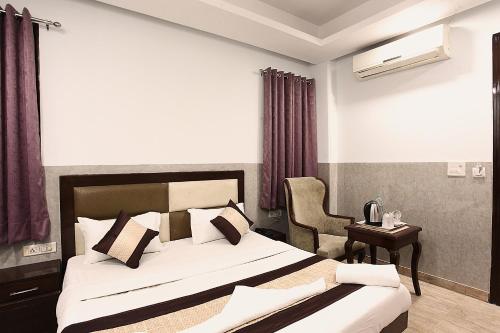 Postel nebo postele na pokoji v ubytování Hotel Taksh inn, Near Karol Bagh, Metro Station