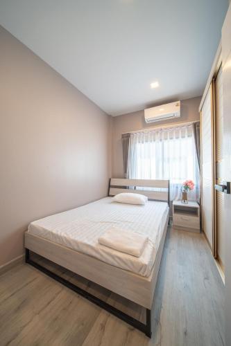 a bedroom with a bed and a window at cozy one-bed Room suit in Venice Villa in Ban Huai Yai