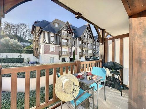 un patio avec une table et des chaises sur un balcon dans l'établissement Zenitude in Deauville, à Deauville