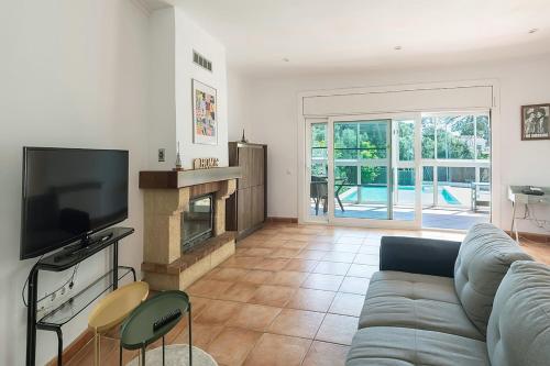 Et tv og/eller underholdning på Elis house Piscina Privada Villa Mediterránea