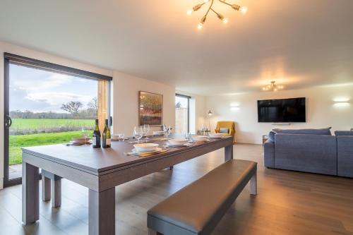a living room with a table and a couch at Mandalore 4 in Sotherton