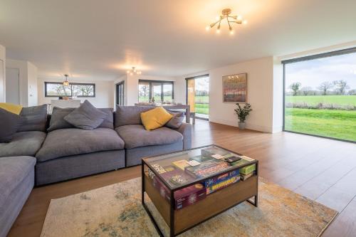 a living room with a couch and a table at Mandalore 4 in Sotherton