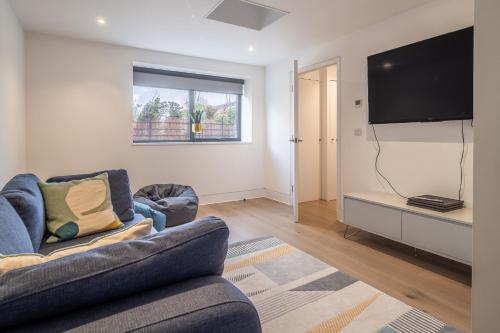 a living room with a couch and a flat screen tv at Mandalore 4 in Sotherton