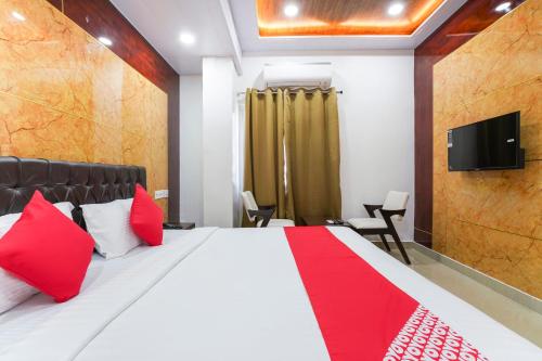 Televisyen dan/atau pusat hiburan di Hotel O Raghavendra Residency