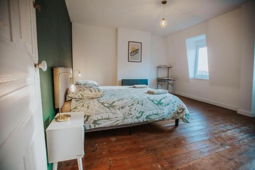 Un pat sau paturi într-o cameră la Grand appartement en centre ville