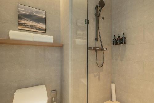 y baño con cabina de ducha y aseo. en Atour Hotel Harbin Central Street Shangzhi Street, en Harbin