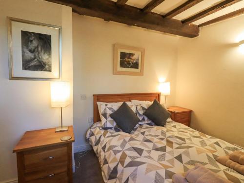 una camera da letto con un letto con cuscini di Barn Owl Cottage a Penrith