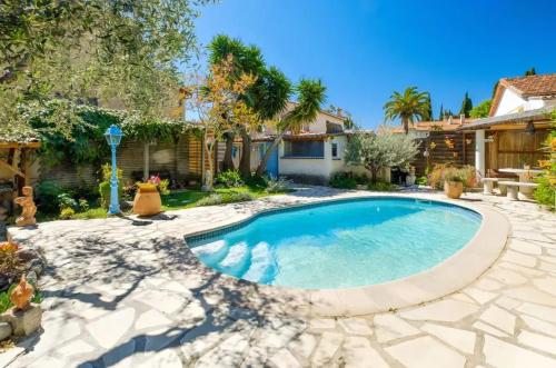 une piscine dans l'arrière-cour d'une maison dans l'établissement Studio charmant à Cagnes-sur-Mer de 35 m² + piscine privée, à Cagnes-sur-Mer