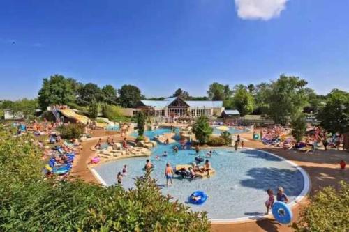 un groupe de personnes dans un parc aquatique dans l'établissement Camping 5 étoiles - Parc aquatique - eebfed, à Sainte-Catherine-de-Fierbois